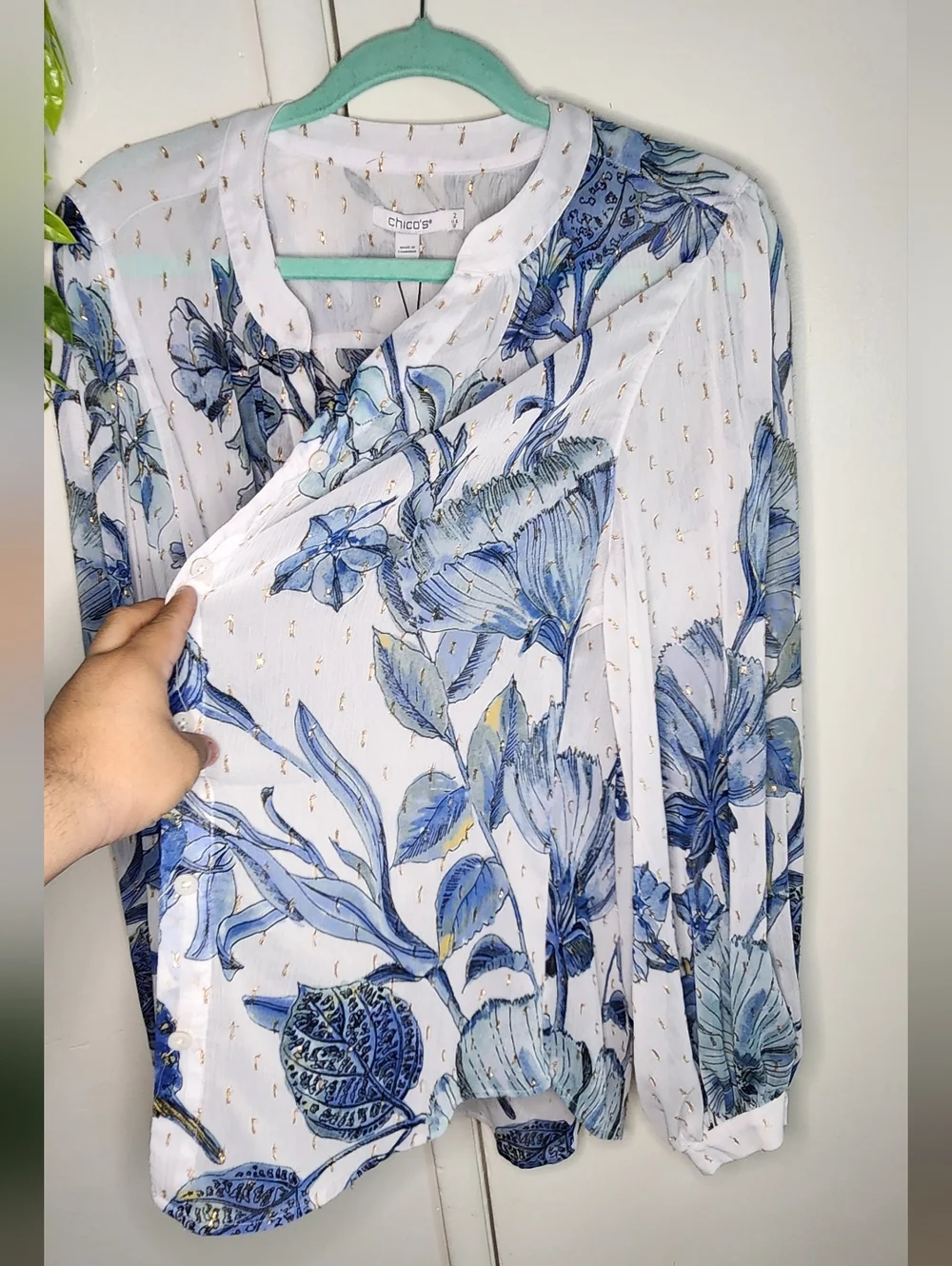 ✨ Chico’s Painted Wings Blouse NWT Blue Floral Butterfly Gold Detail ✨ - Picture 3 of 9